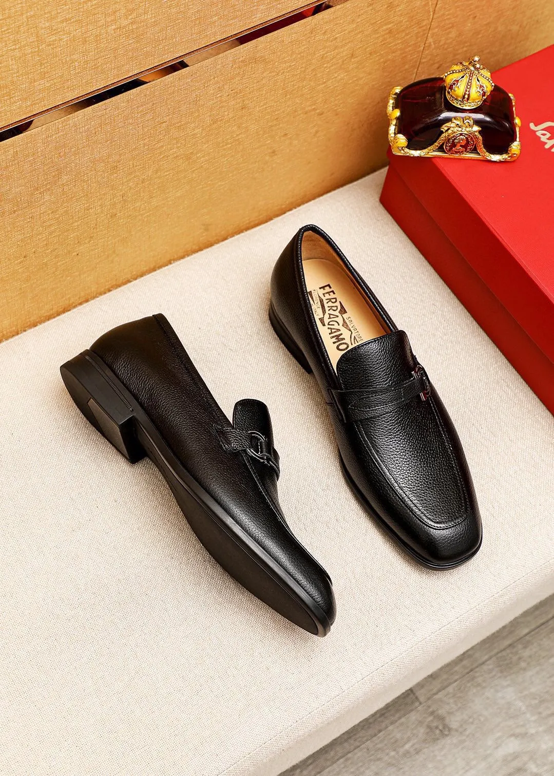 Men's shoes 💰480 💐 Product trademark: Ferragamo "Ferragamo" casual leather shoes Regular size: 38-44 (45🉑️customized) Product materials: Selected imported first-layer pebbled cowhide leather upper + luxury hardware buckle, imported water-dyed cow leather lining. Strong three-dimensional visual effect, original rubber outsole Color: 3⃣️seed leather materials available